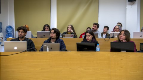 Alumnes atents a una junta